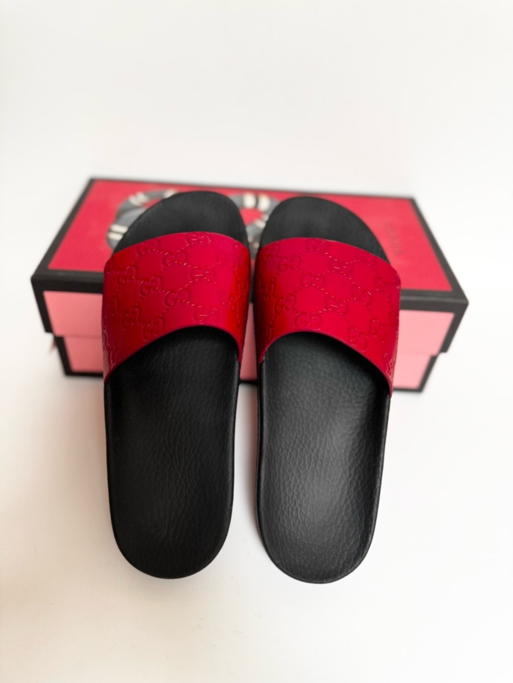Gucci Women’s Signature Hibiscus Red Embossed Leather Slide Sandals Size 39 - Picture 3 of 11